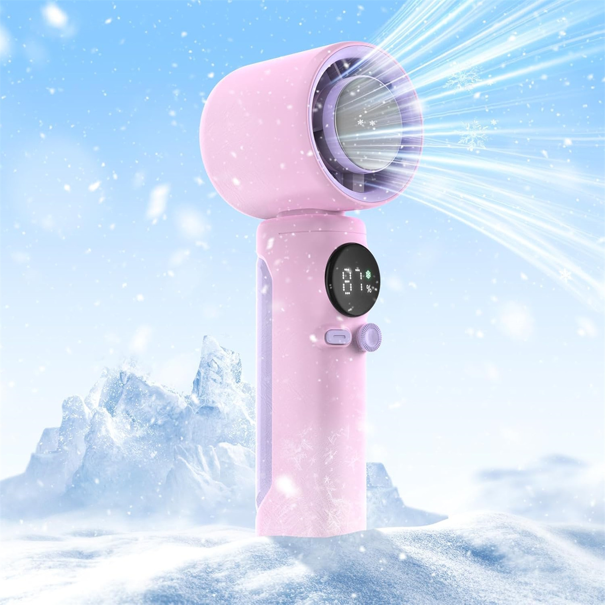 Ein rosa tragbarer Ventilator steht vor einer verschneiten Bergkulisse, während kühle Luft strömt.