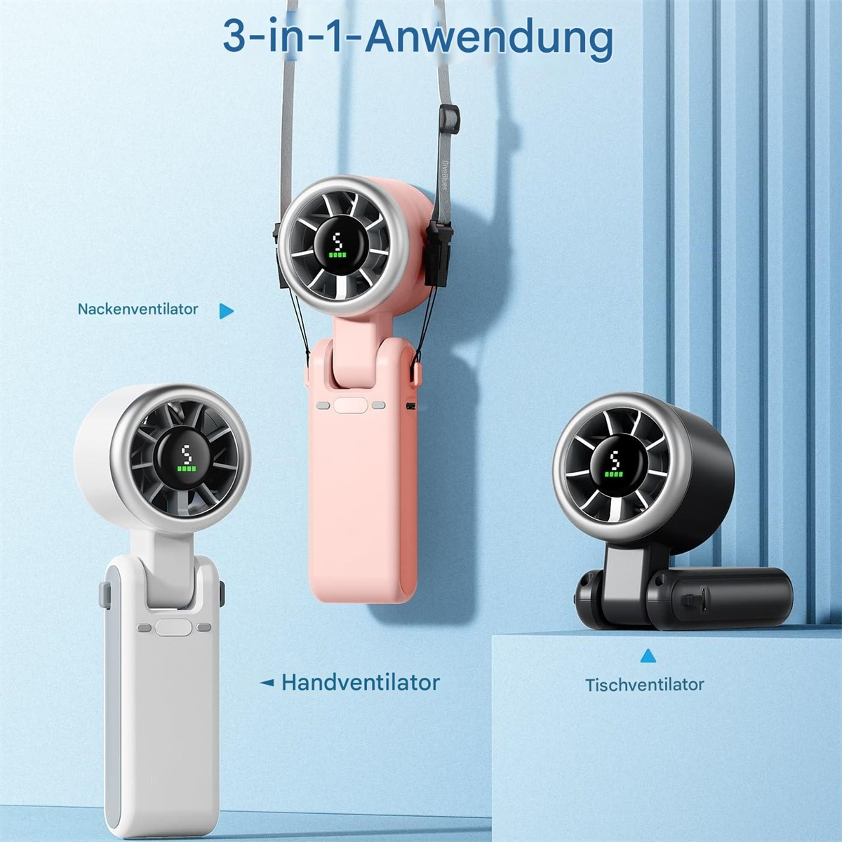 Drei kleine Ventilatoren, ein Nacken-, ein Hand- und ein Tischventilator, auf hellblauem Hintergrund.