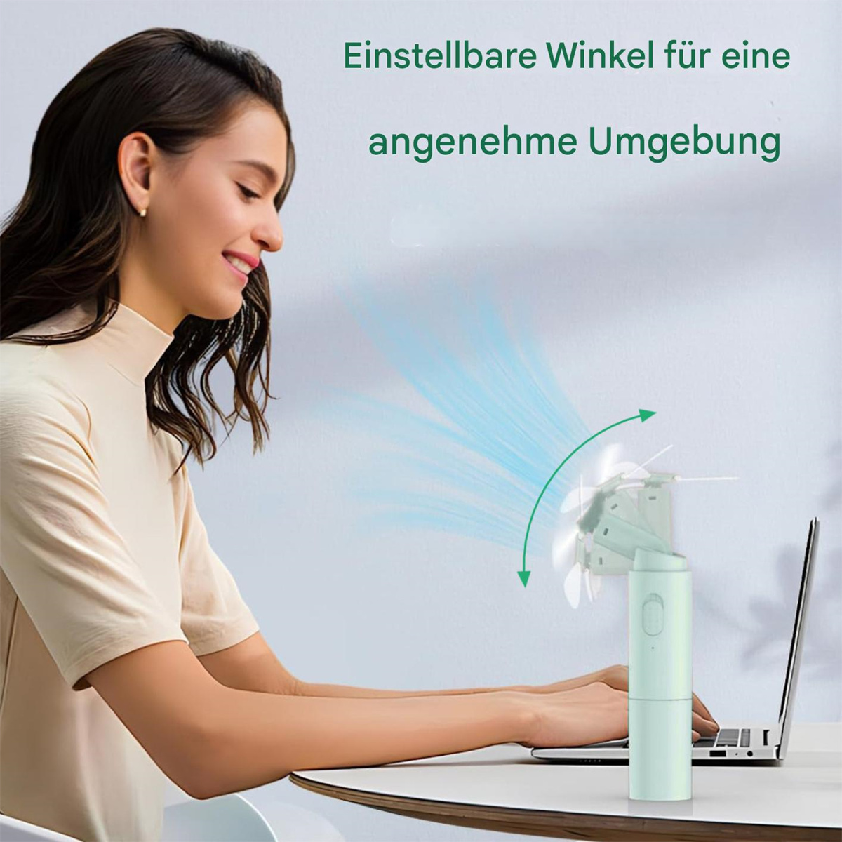 Eine Frau benutzt einen Mini-Ventilator, während sie an einem Laptop arbeitet, was einstellbare Winkel für Komfort veranschaulicht.
