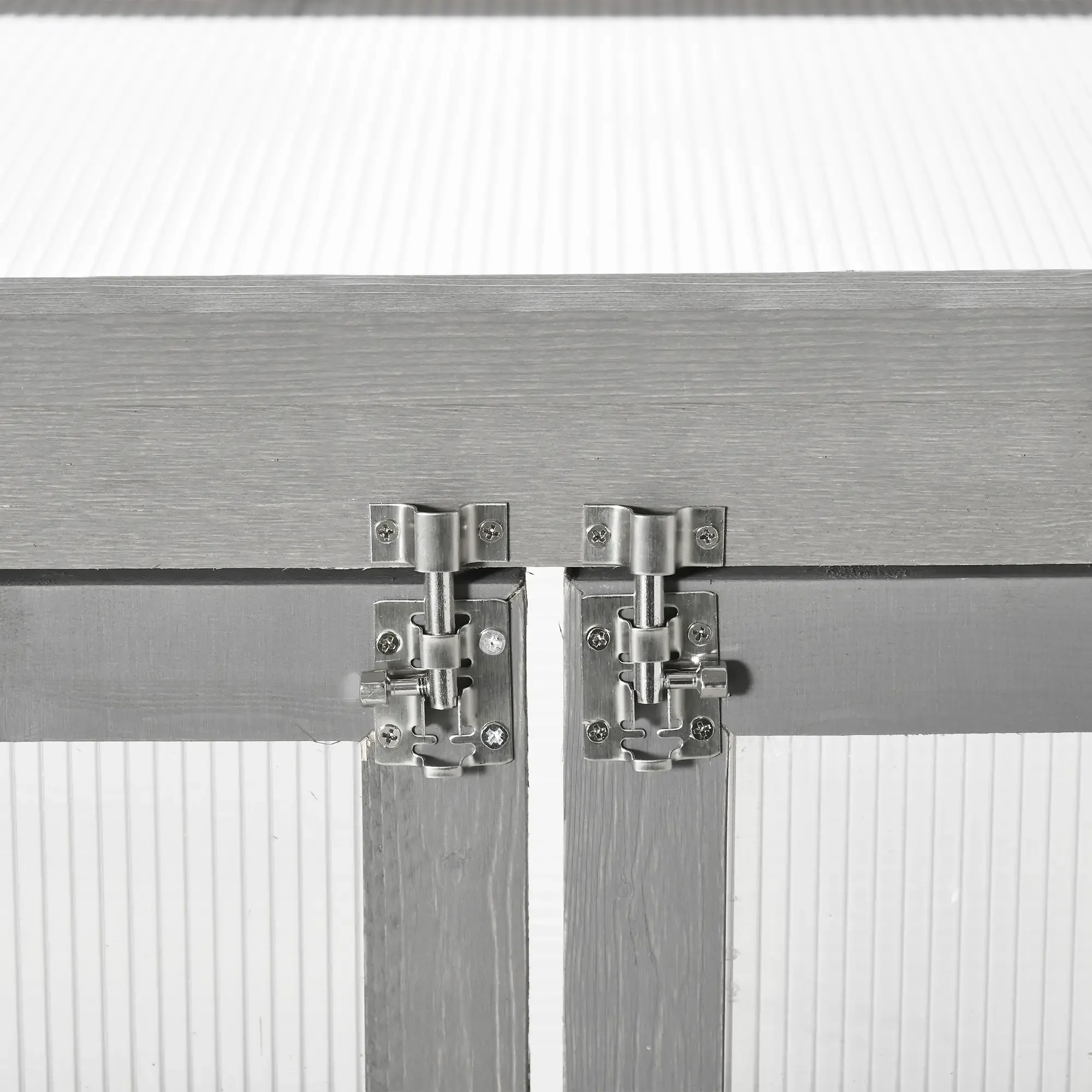 Nahaufnahme von grauen hölzernen Doppeltüren mit Metallriegeln. Die Türen sind geschlossen.