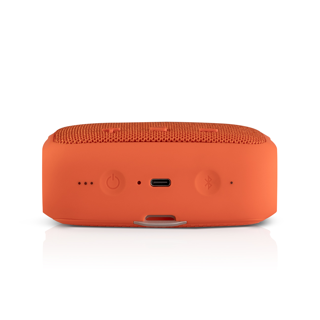 Een kleine, oranje luidspreker met knoppen en een oplaadpoort. Een stroom- en bluetooth-pictogram.
