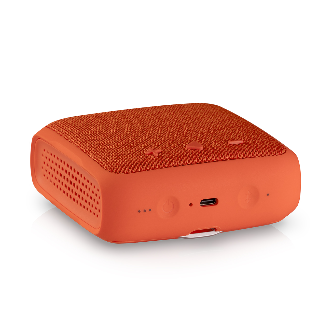 Een oranje luidspreker met knoppen. De luidspreker heeft een mesh-bovenkant en staat op een wit oppervlak.