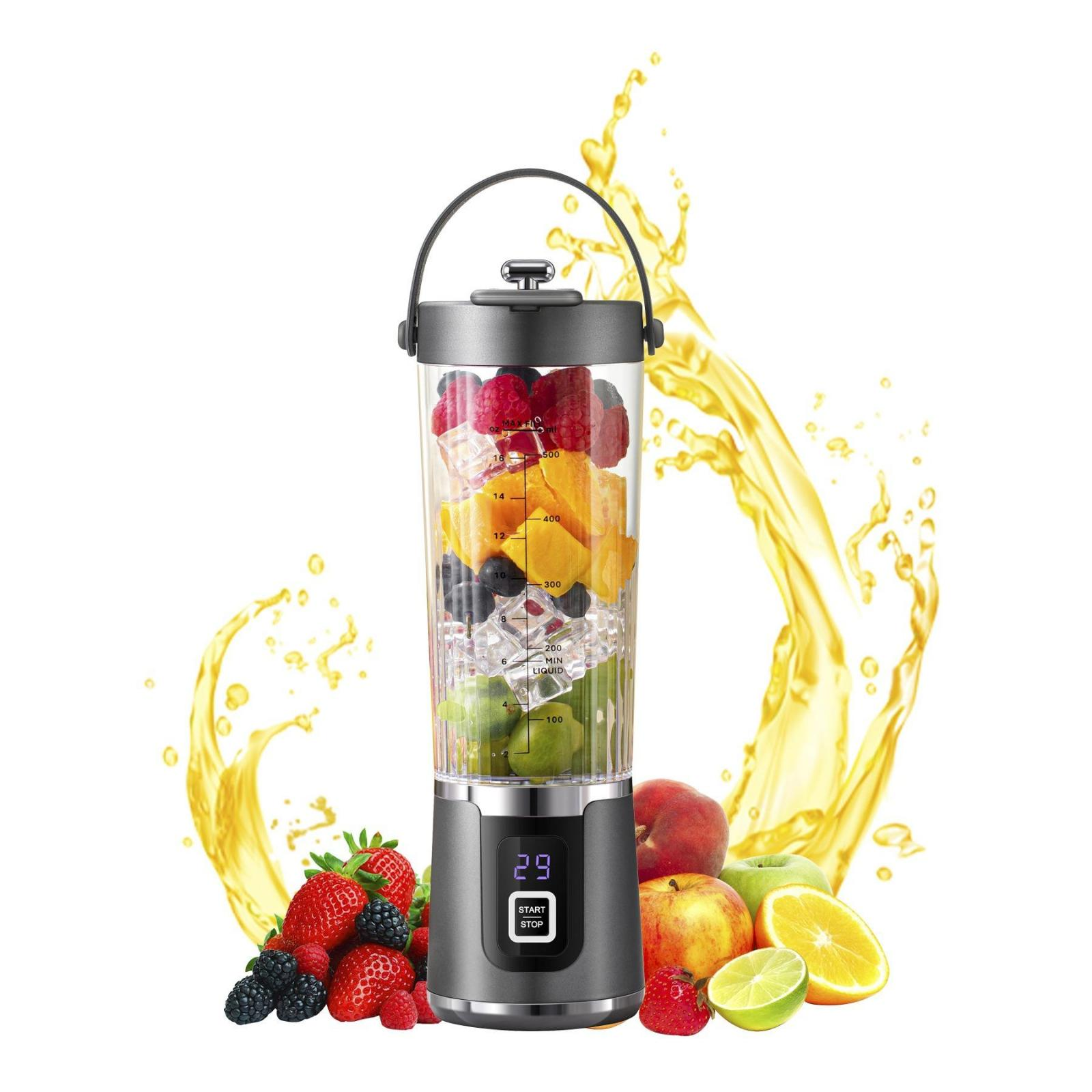 Ein Mixer mit verschiedenen Früchten und Eiswürfeln im Inneren und einem Spritzer Saft.