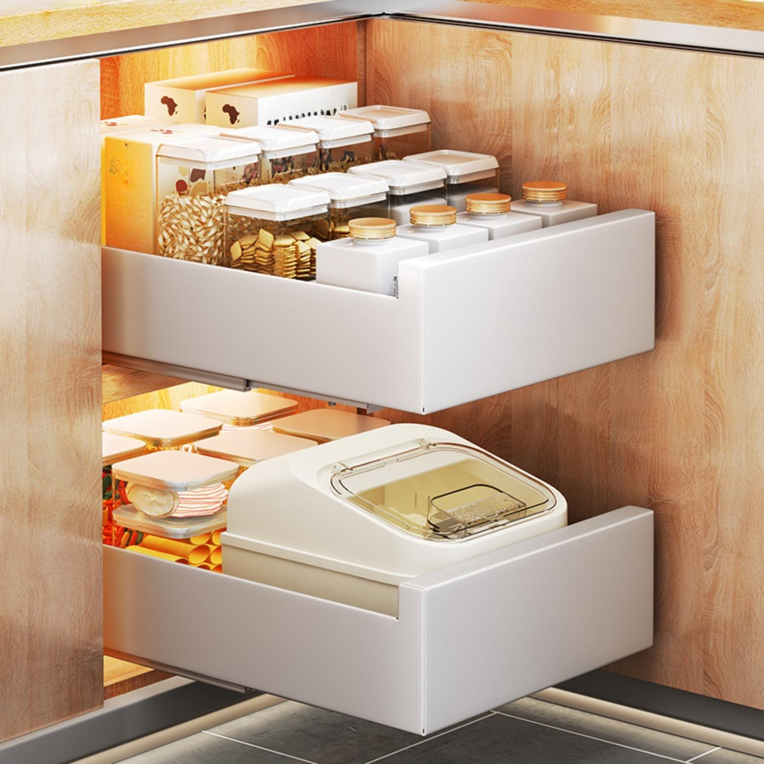 Küchenschubladen mit verschiedenen Gläsern und Behältern, gefüllt mit Lebensmitteln, in einem Holzschrank.