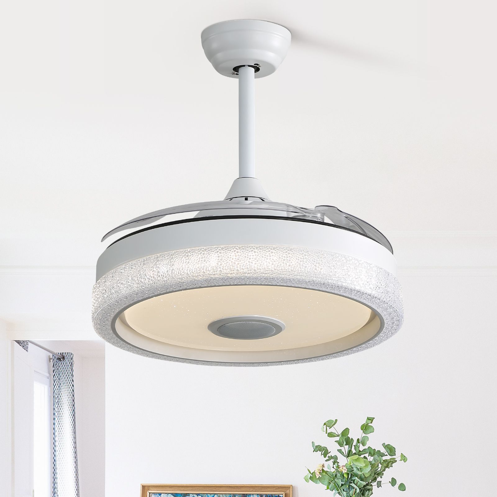 Ein weißer Deckenventilator mit Licht. Die Flügel sind eingefahren und zeigen das Licht.