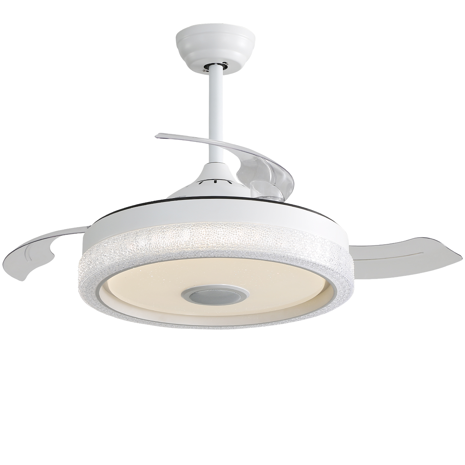 Ein weißer Deckenventilator mit ausgeklappten Flügeln. Er hat ein Licht in der Mitte.