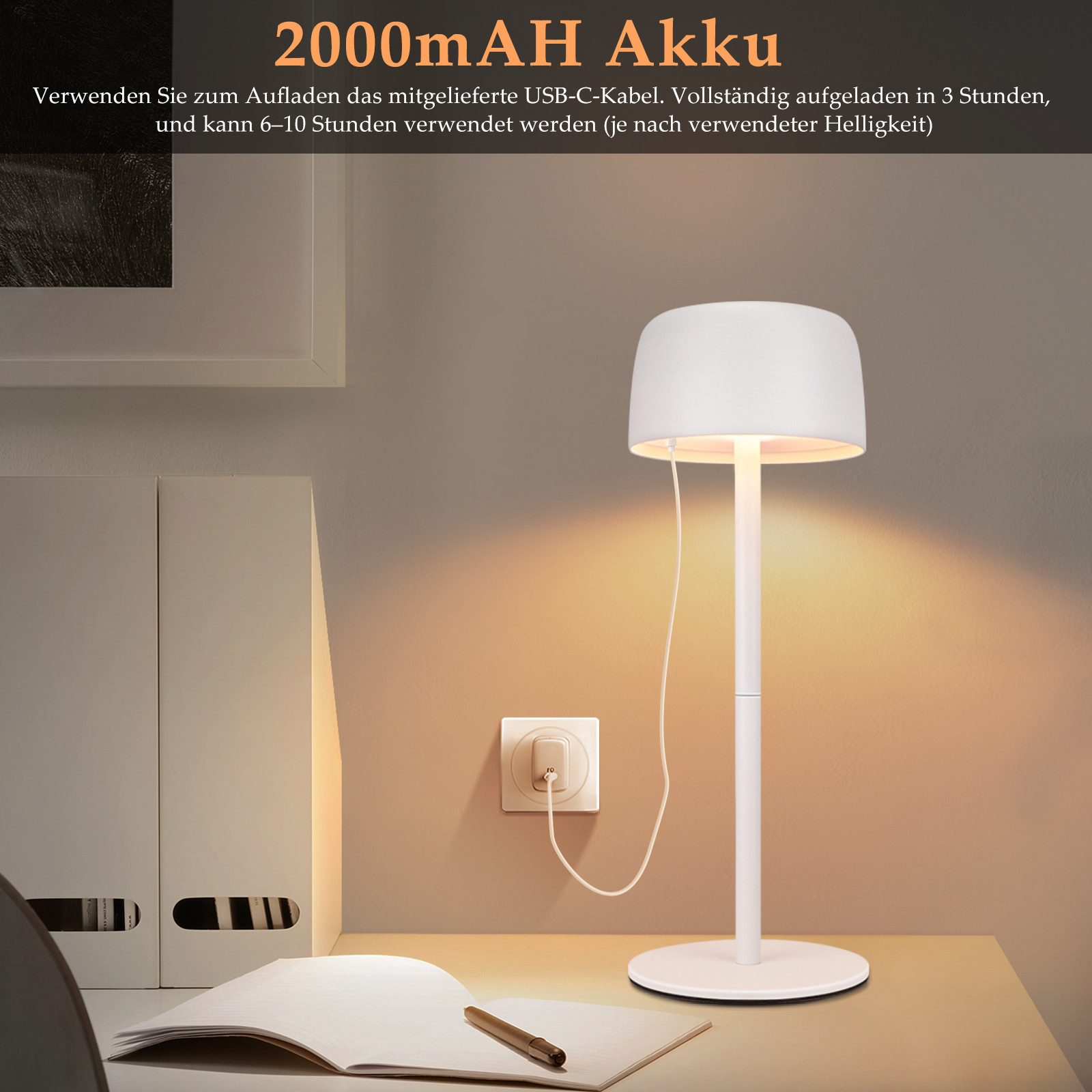 Biała lampa z okrągłą podstawą jest podłączona do gniazdka ściennego. Notatnik i długopis leżą na biurku.