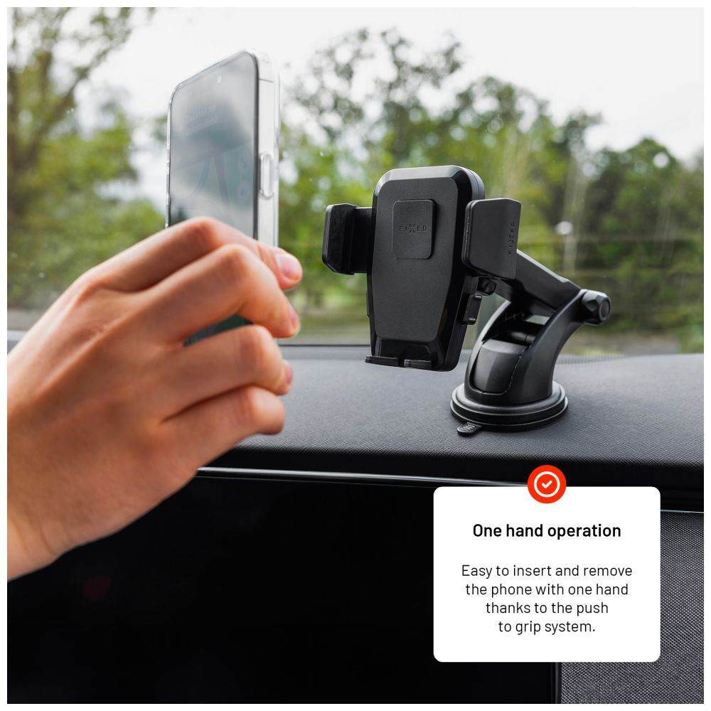 Ein Telefon wird mit einer Hand an einer schwarzen Autohalterung auf einem Armaturenbrett montiert.