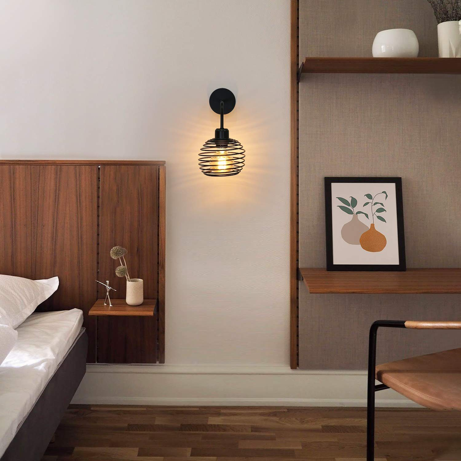 Lampada da parete con design a gabbia, lampadina accesa, vicino a letto con pannelli in legno.