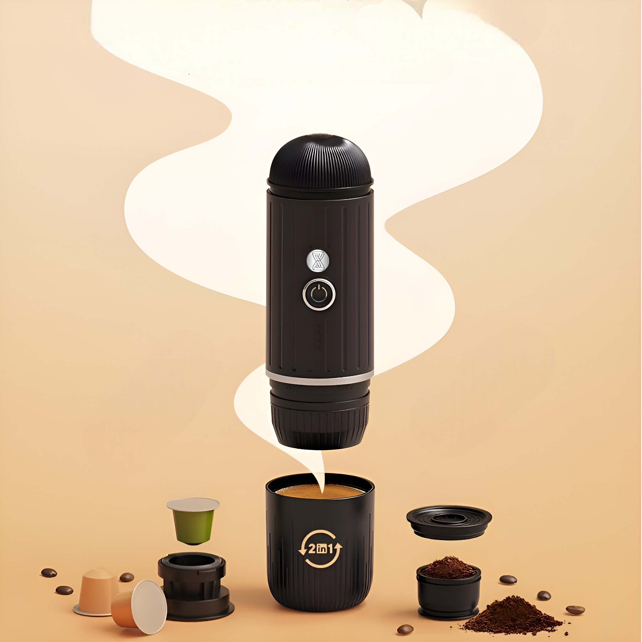 Eine tragbare Espressomaschine mit Kaffee und Kaffeepads auf einem beigen Hintergrund.