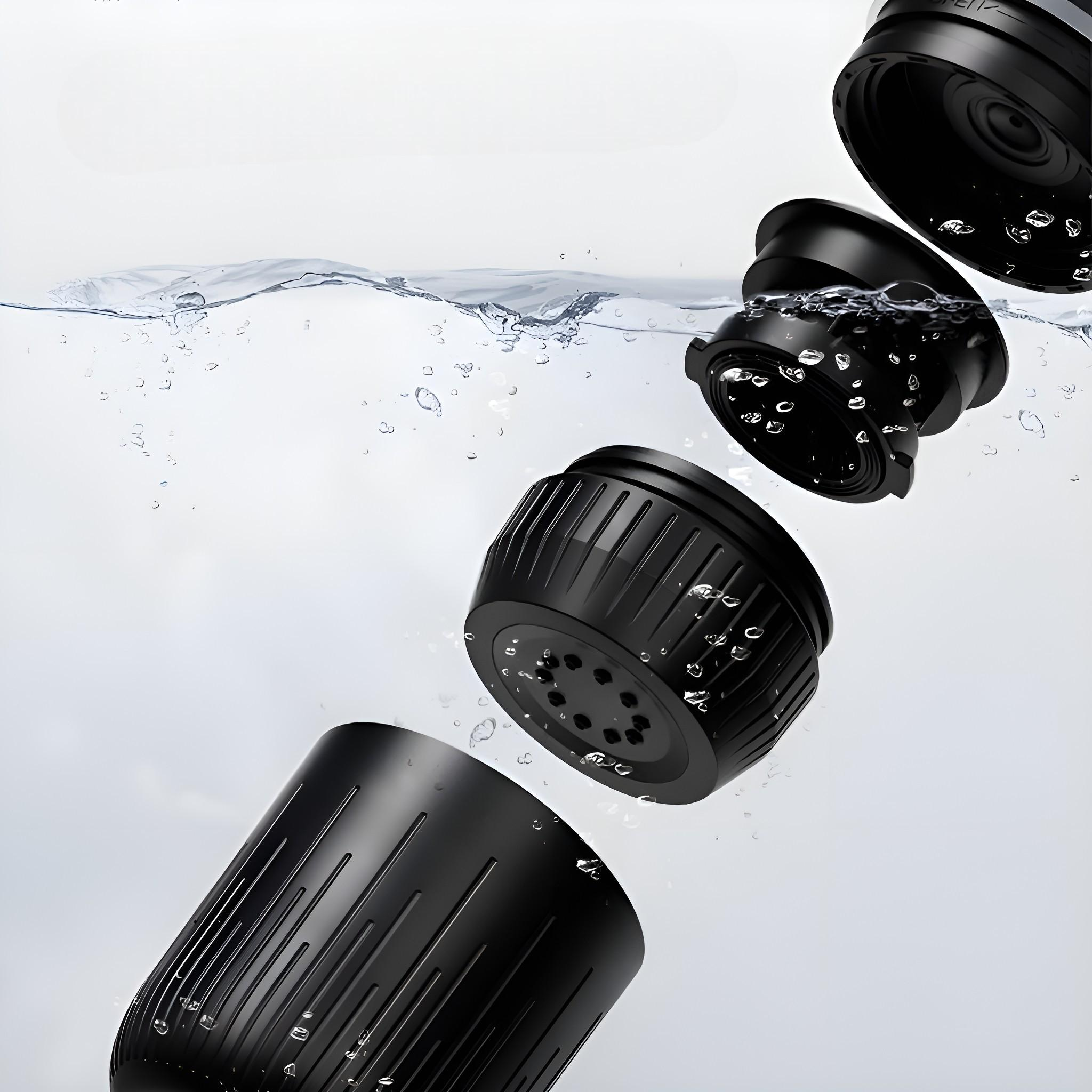 Schwarze Kaffeemaschinenteile fallen ins Wasser, um Reinigung und Wartung zu veranschaulichen.