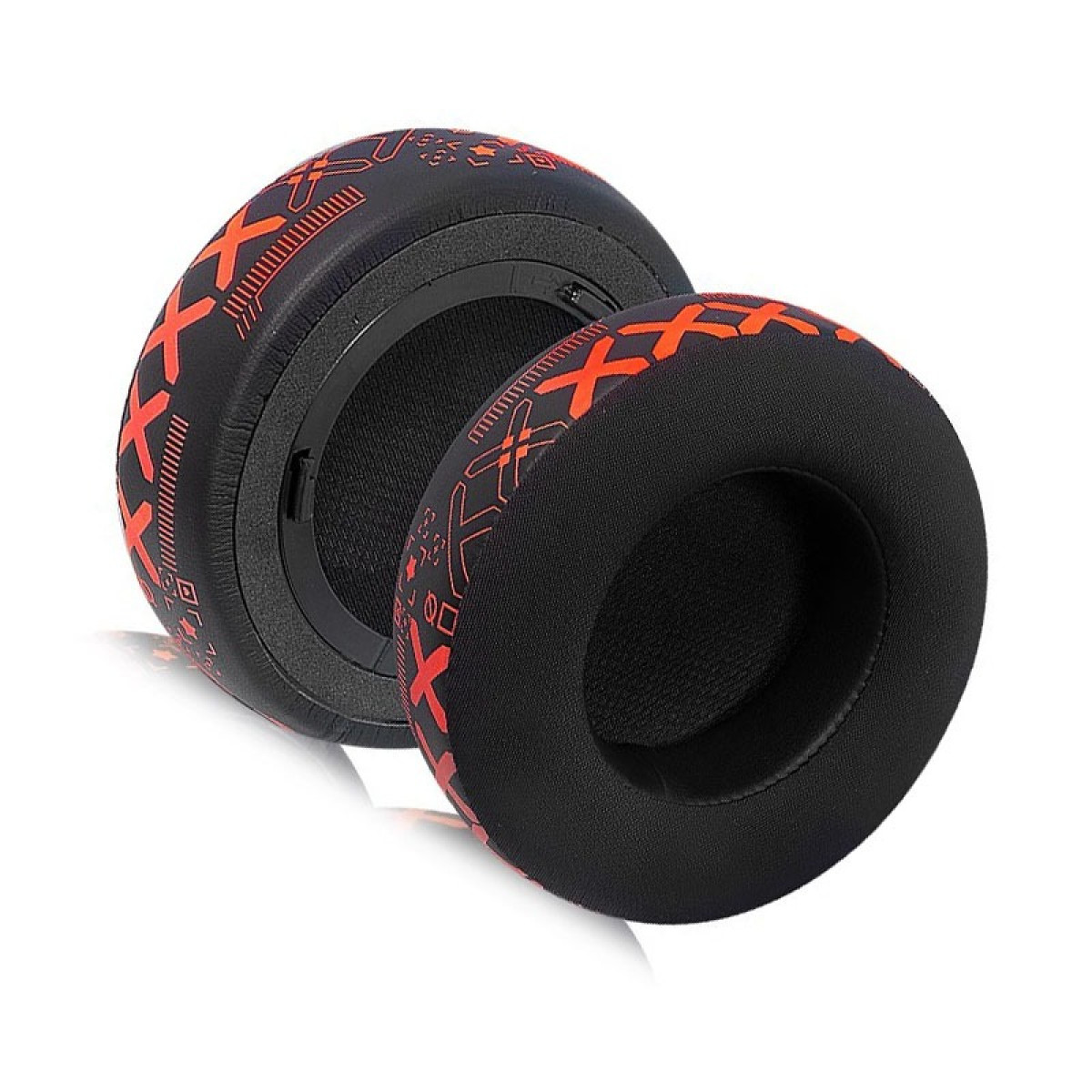 Zwei schwarze Ohrpolster mit orangefarbenen X-Mustern, entworfen für Kopfhörer, die Stil und Komfort bieten.