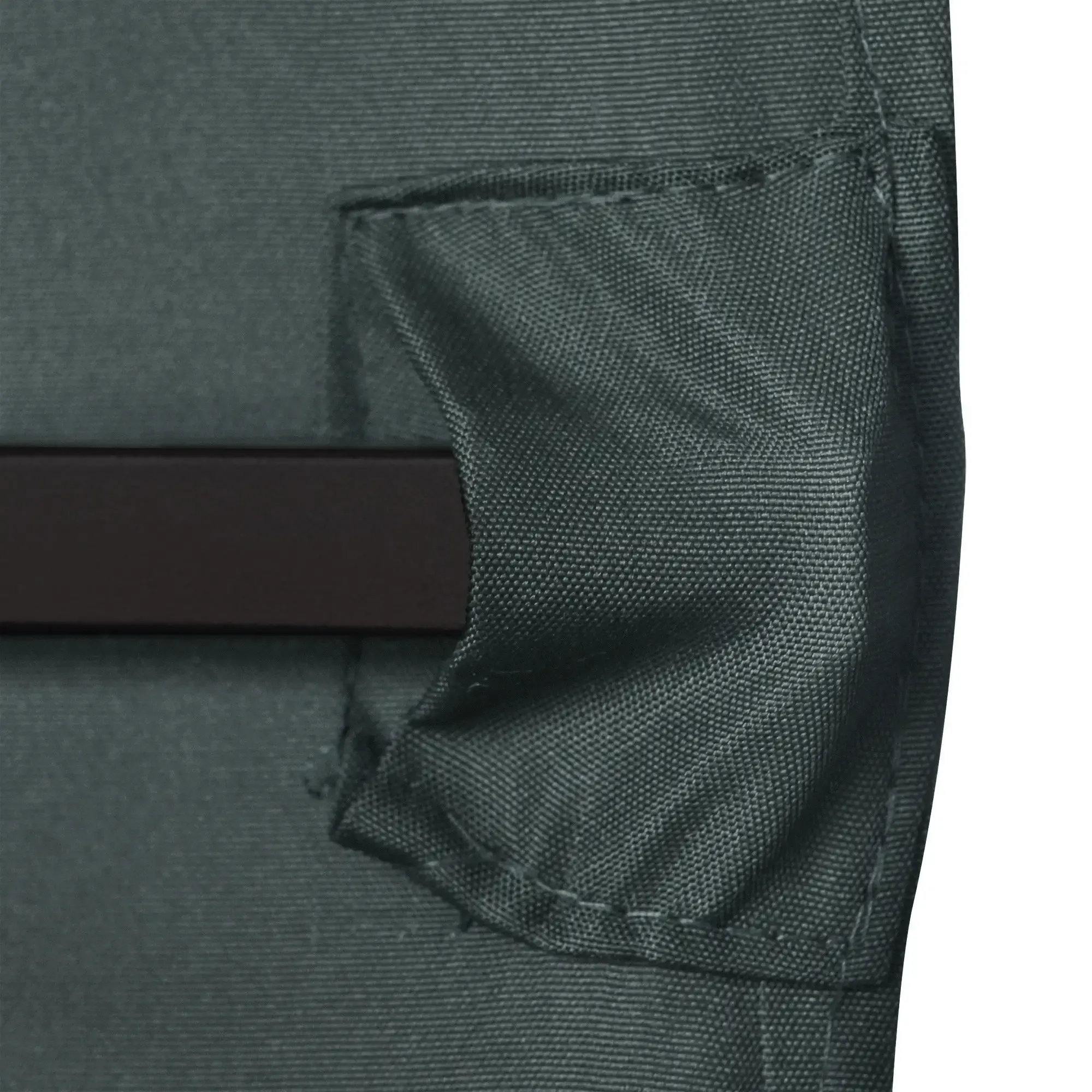 Eine Nahaufnahme zeigt das Taschendesign des Gazebodachs und hebt den Stoff und eine dunkle Metallstange hervor.