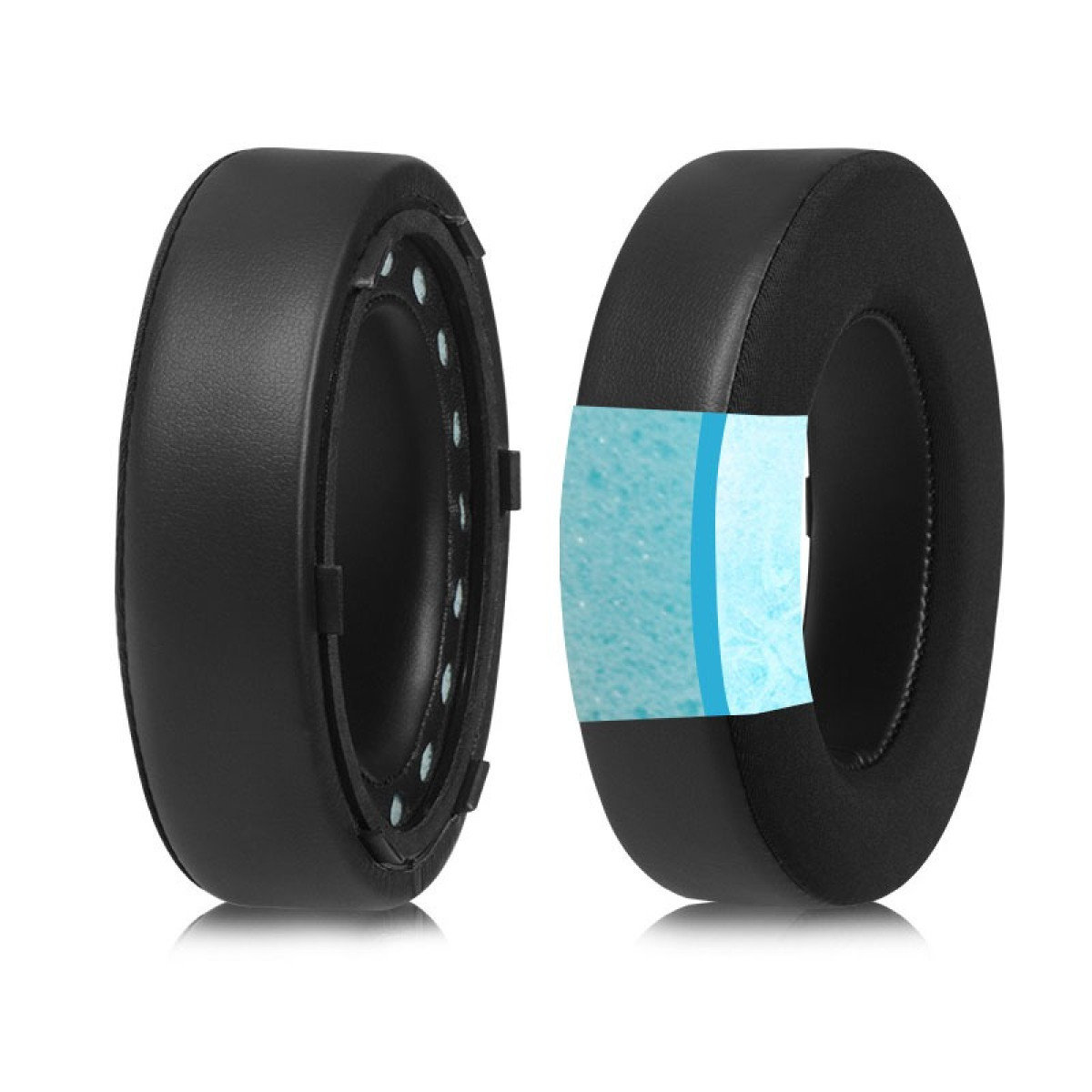 Zwei schwarze Ohrpolster mit blauen Schaumstoffeinlagen, die Komfort und Schallisolierung für Kopfhörer bieten.
