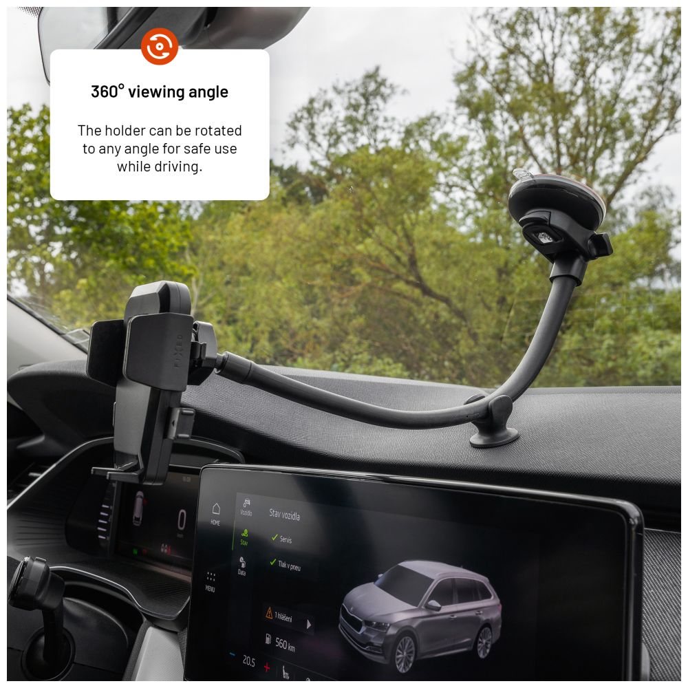 Ein schwarzer Telefonhalter mit Saugnapf ist auf einem Armaturenbrett eines Autos montiert, mit Bäumen im Hintergrund.