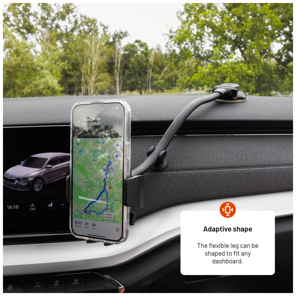 Ein Telefon mit einer Karten-App befindet sich in einer Autohalterung. Das Innere des Autos und Bäume sind sichtbar.