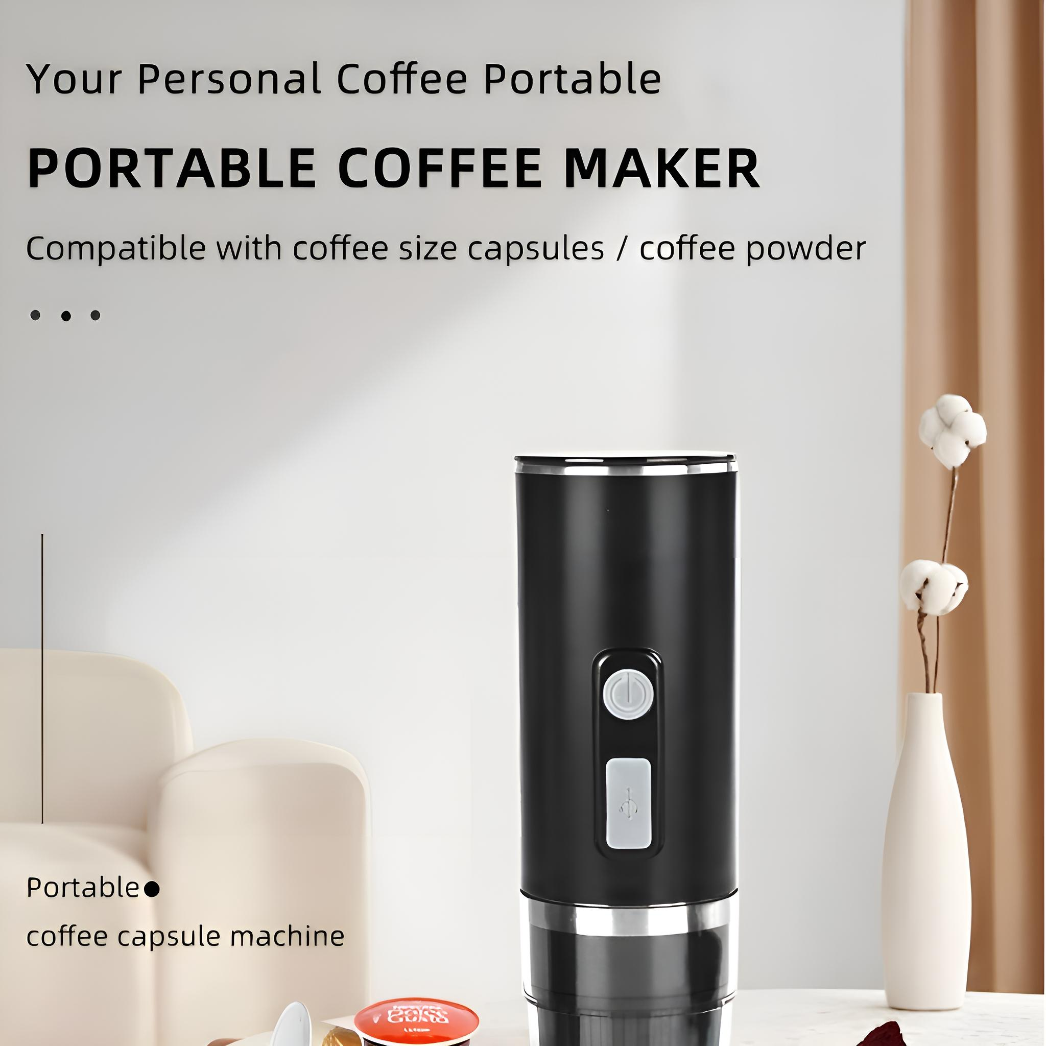 Ein schwarzer tragbarer Kaffeebereiter wird in einer hellen, modernen Umgebung mit Kaffeekapseln ausgestellt.