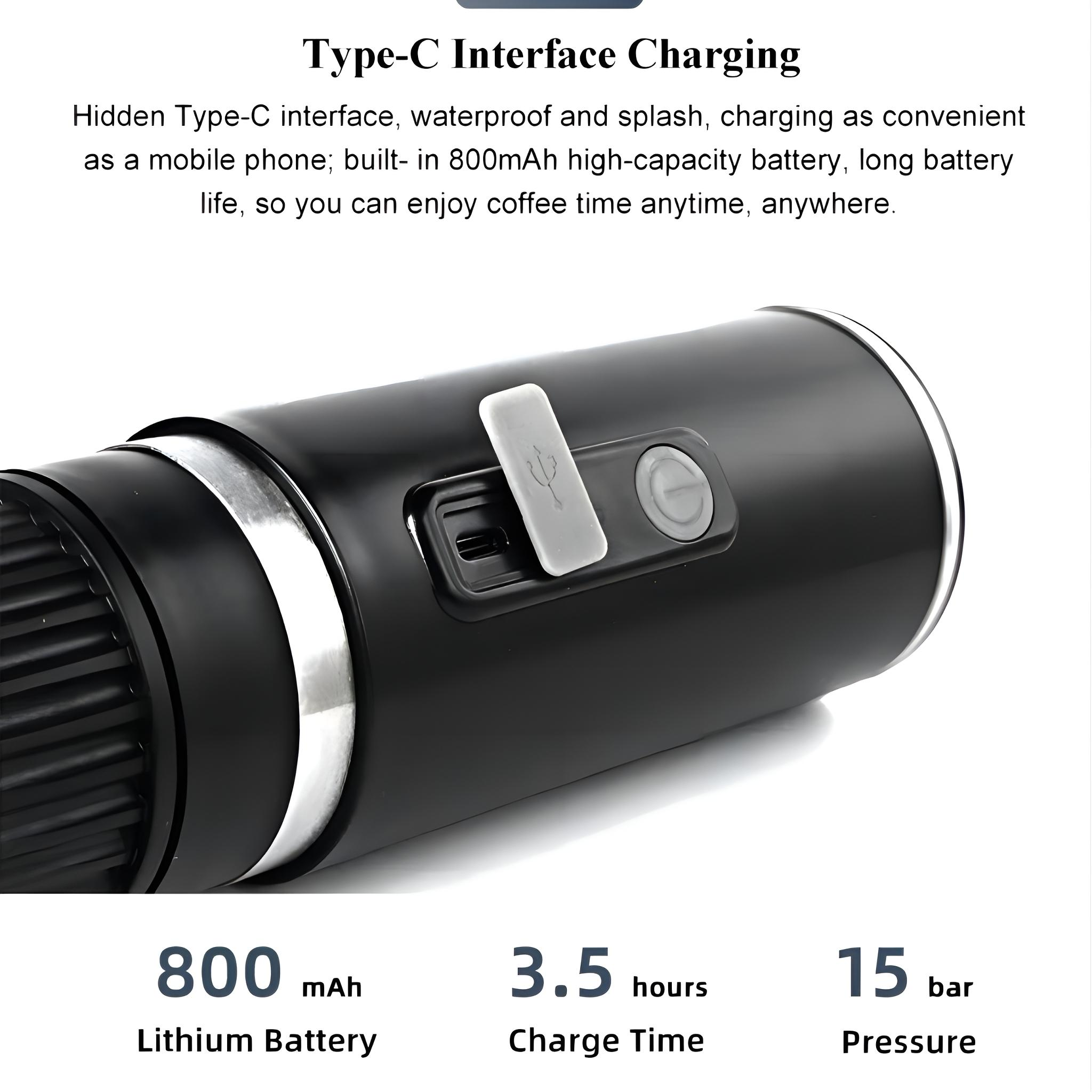 Nahaufnahme einer schwarzen Kaffeemaschine mit Typ-C-Anschluss. Text: 800 mAh, 3,5 Stunden Ladezeit, 15 bar Druck.