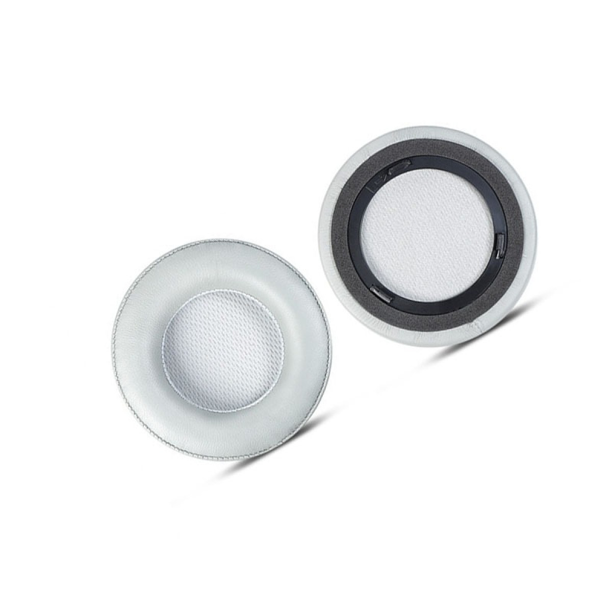 Due cuscinetti auricolari bianchi per cuffie, isolati su sfondo bianco. I cuscinetti hanno un design circolare.