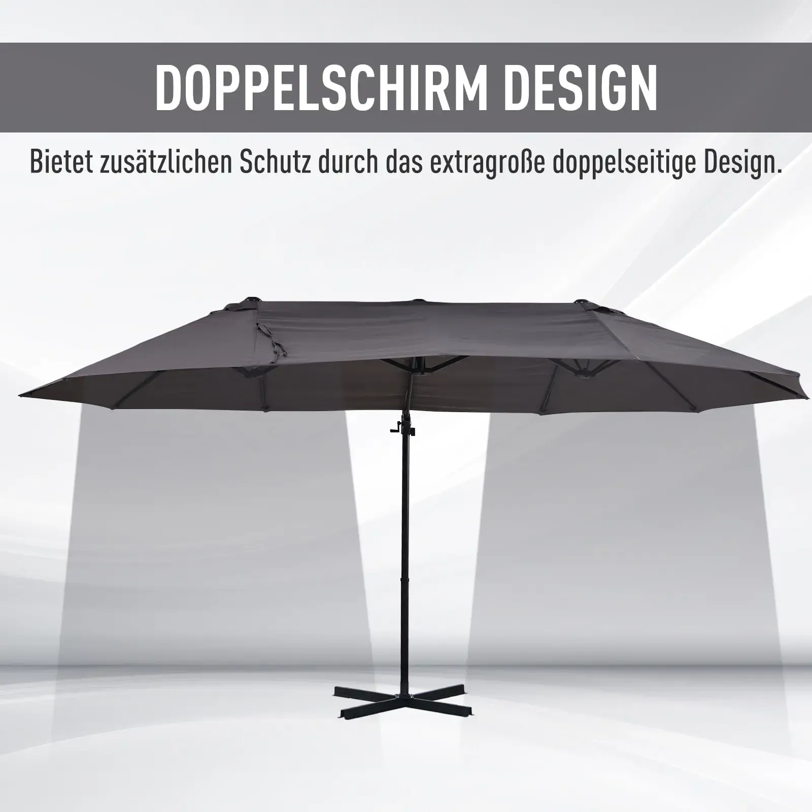 Ein großer, grauer Doppelsonnenschirm steht hoch und bietet mit seinem doppelseitigen Design auf einer reflektierenden Oberfläche viel Schatten.