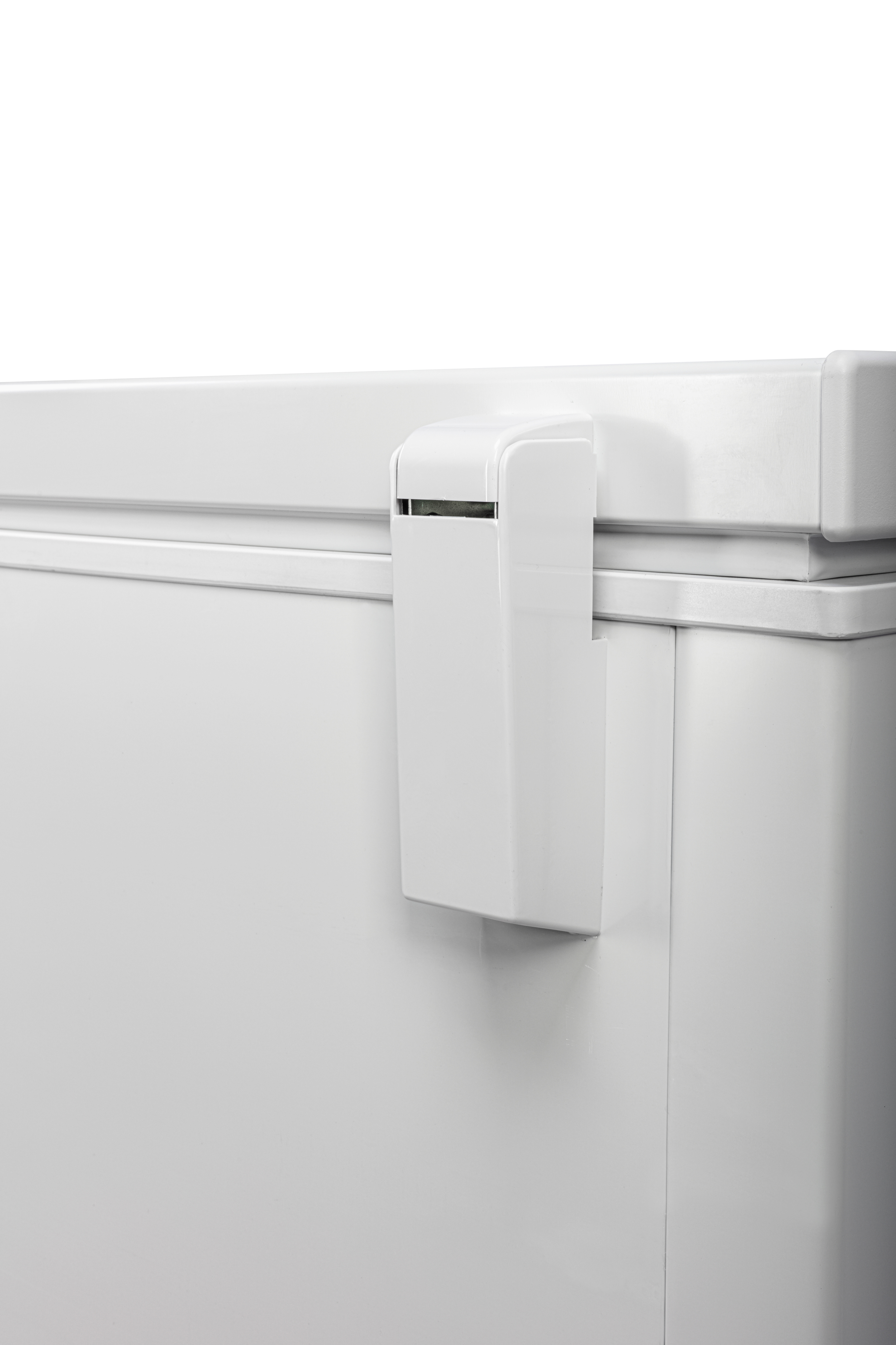 Das Bild zeigt eine Nahaufnahme des weißen Gefrierschranktürgriffs, der sein Design und seine Befestigung am Gefrierschrank zeigt.