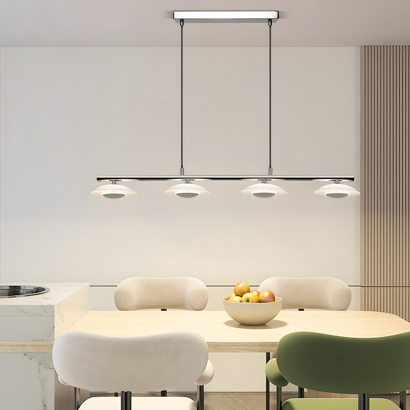 Una sala da pranzo con una moderna lampada a soffitto. Quattro luci sono appese sopra un tavolo di legno con sedie.