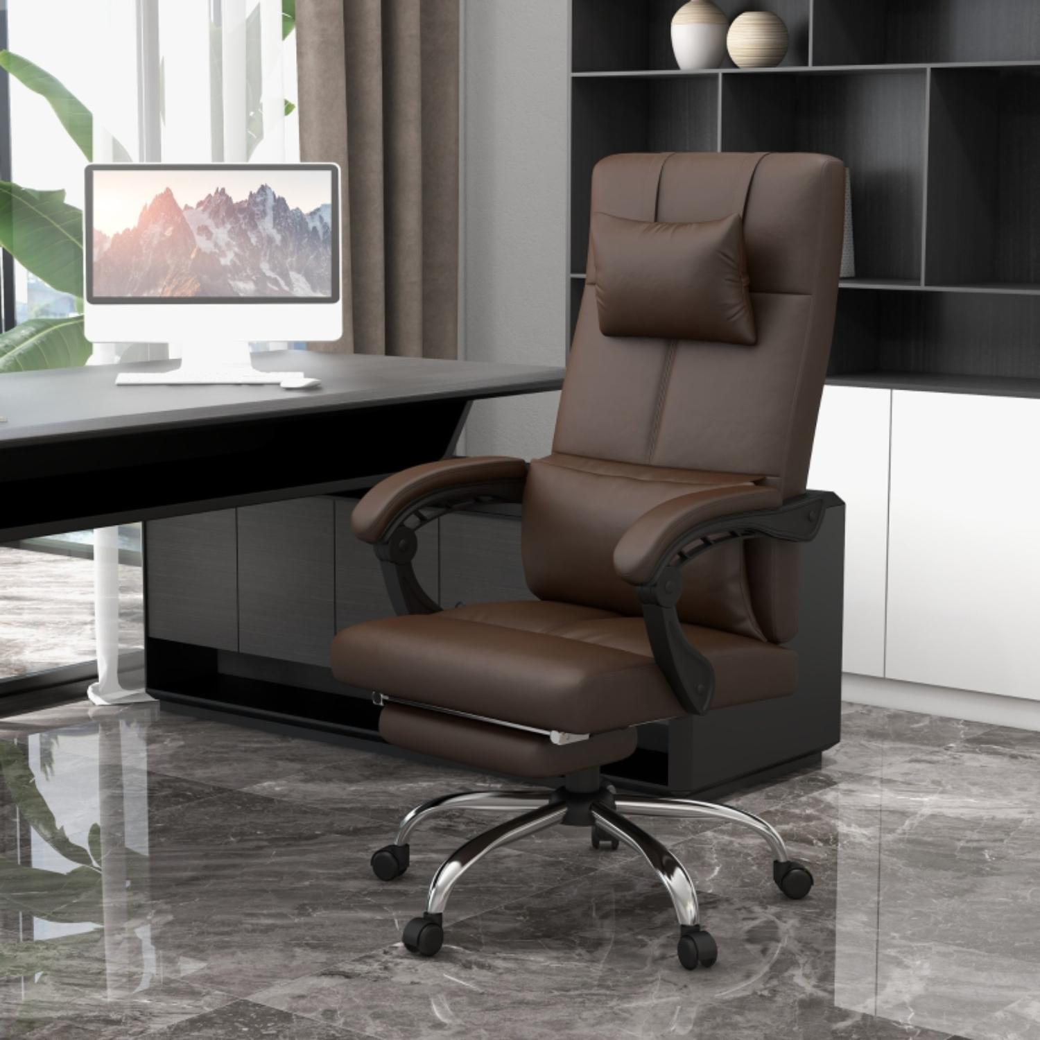 Ein brauner Bürostuhl aus Leder wird in einer Büroumgebung gezeigt, wobei seine verstellbaren Funktionen und das ergonomische Design für Komfort hervorgehoben werden.