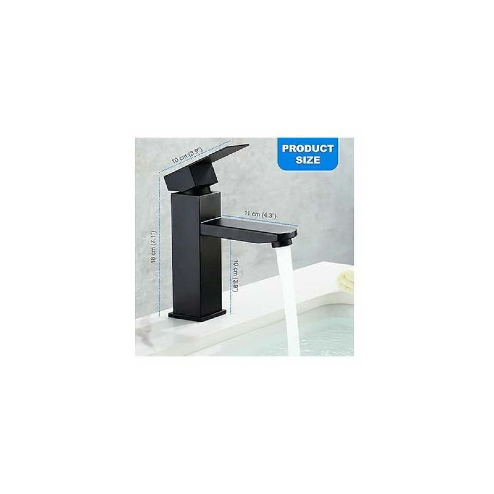 Schwarzer Wasserhahn mit Maßangaben, Wasser fließt aus dem Auslauf.