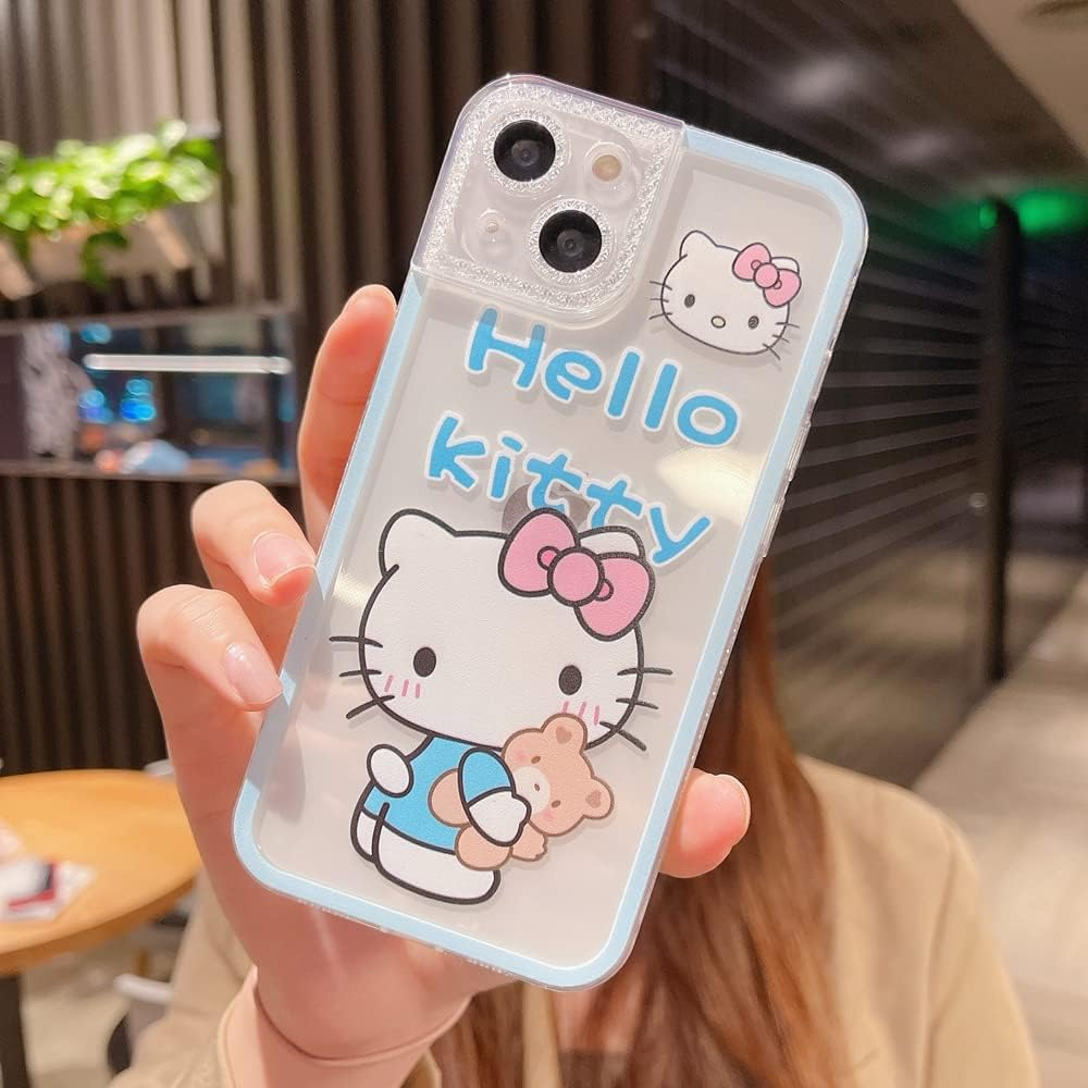 Eine Hand hält eine durchsichtige Handyhülle mit Hello Kitty-Motiven, blauen Akzenten und Glitzer.