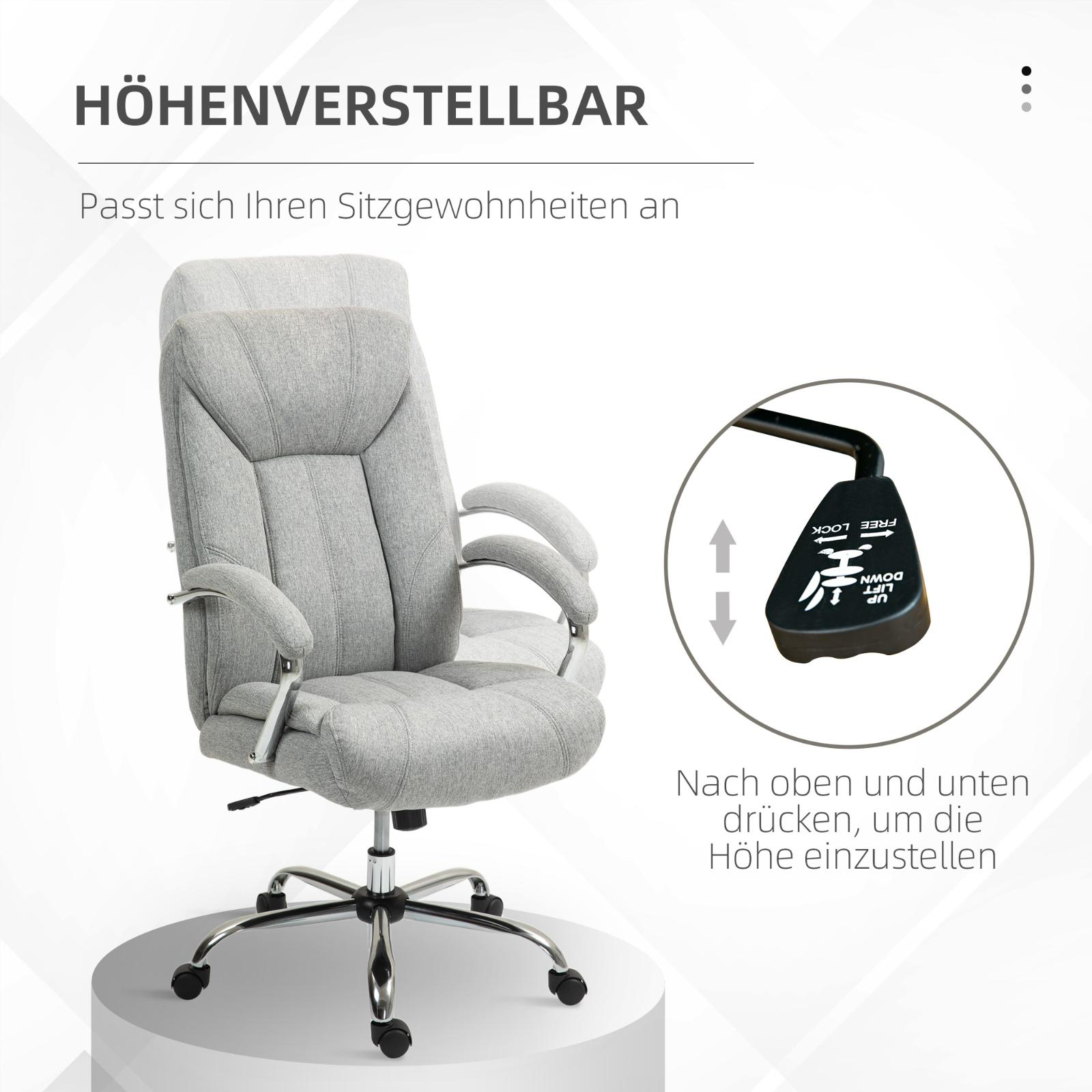Ein grauer Bürostuhl mit hoher Rückenlehne und Armlehnen steht auf einem Chromgestell mit Rädern, mit Höhenverstellung.