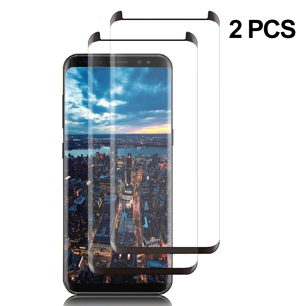 Zwei klare Displayschutzfolien werden neben einem Telefon angezeigt, das eine Skyline der Stadt vor einem bewölkten Himmel zeigt.