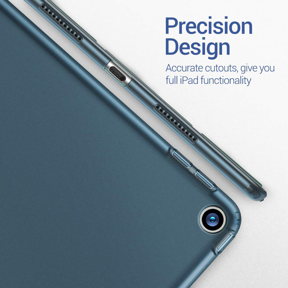 Eine blaue iPad-Hülle mit einem Kameraausschnitt wird in einer Nahaufnahme gezeigt, die ihr präzises Design hervorhebt.