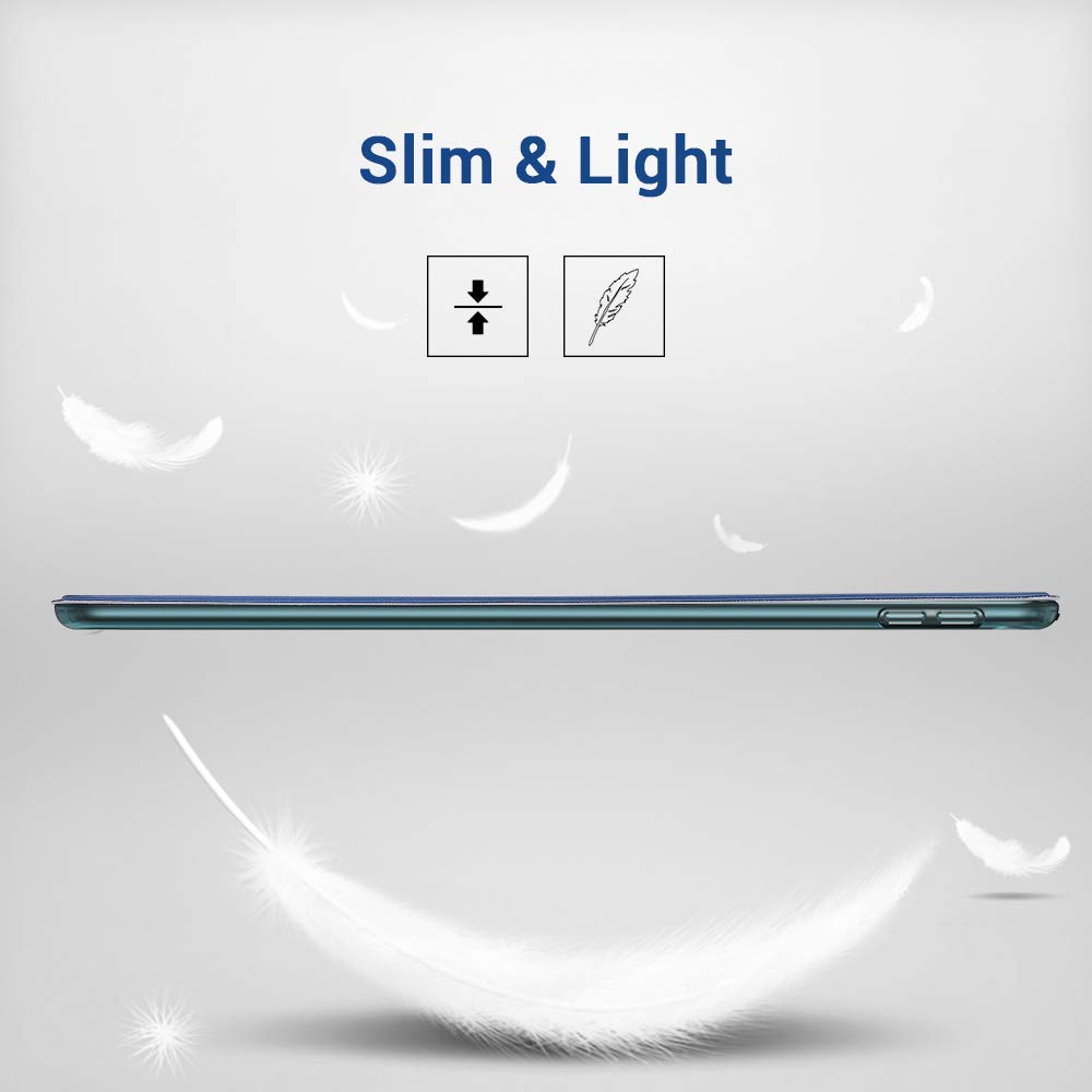 Ein schlankes, blaues Tablet wird in einem weißen Raum mit Federn gezeigt, was sein schlankes und leichtes Design hervorhebt.