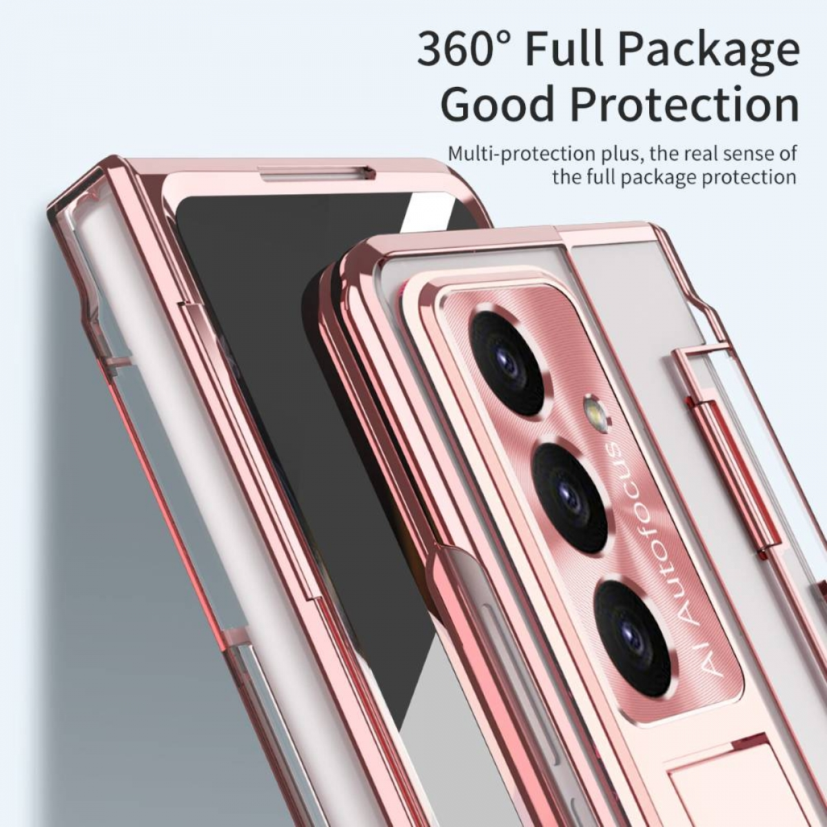 Roségoldfarbene Handyhülle mit Telefon. Das Telefon hat drei Kameras und einen Ständer. Heller Hintergrund.