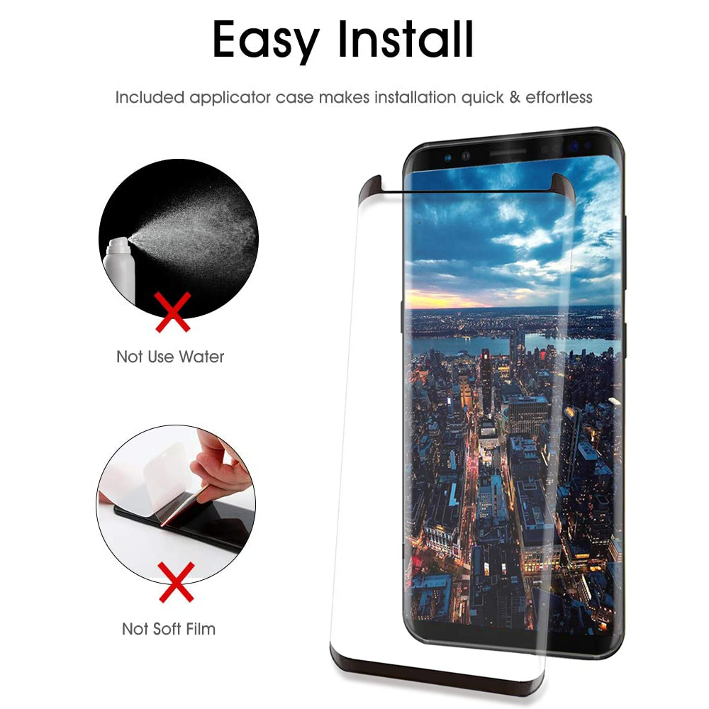Ein Telefon mit Displayschutz. Links sind ein Spray und ein Wischtuch. Der Hintergrund ist weiß.