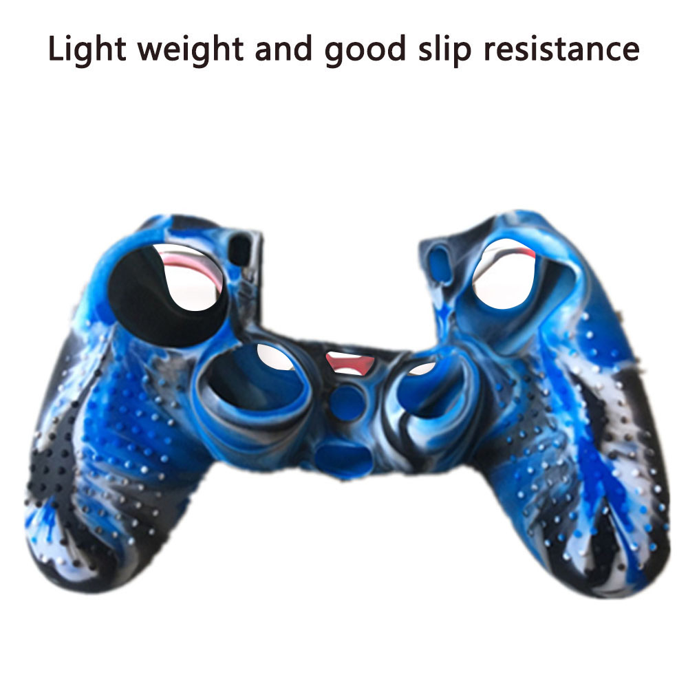 Eine blau-schwarze Silikonhülle für einen Gamecontroller mit Löchern für Knöpfe und Joysticks.