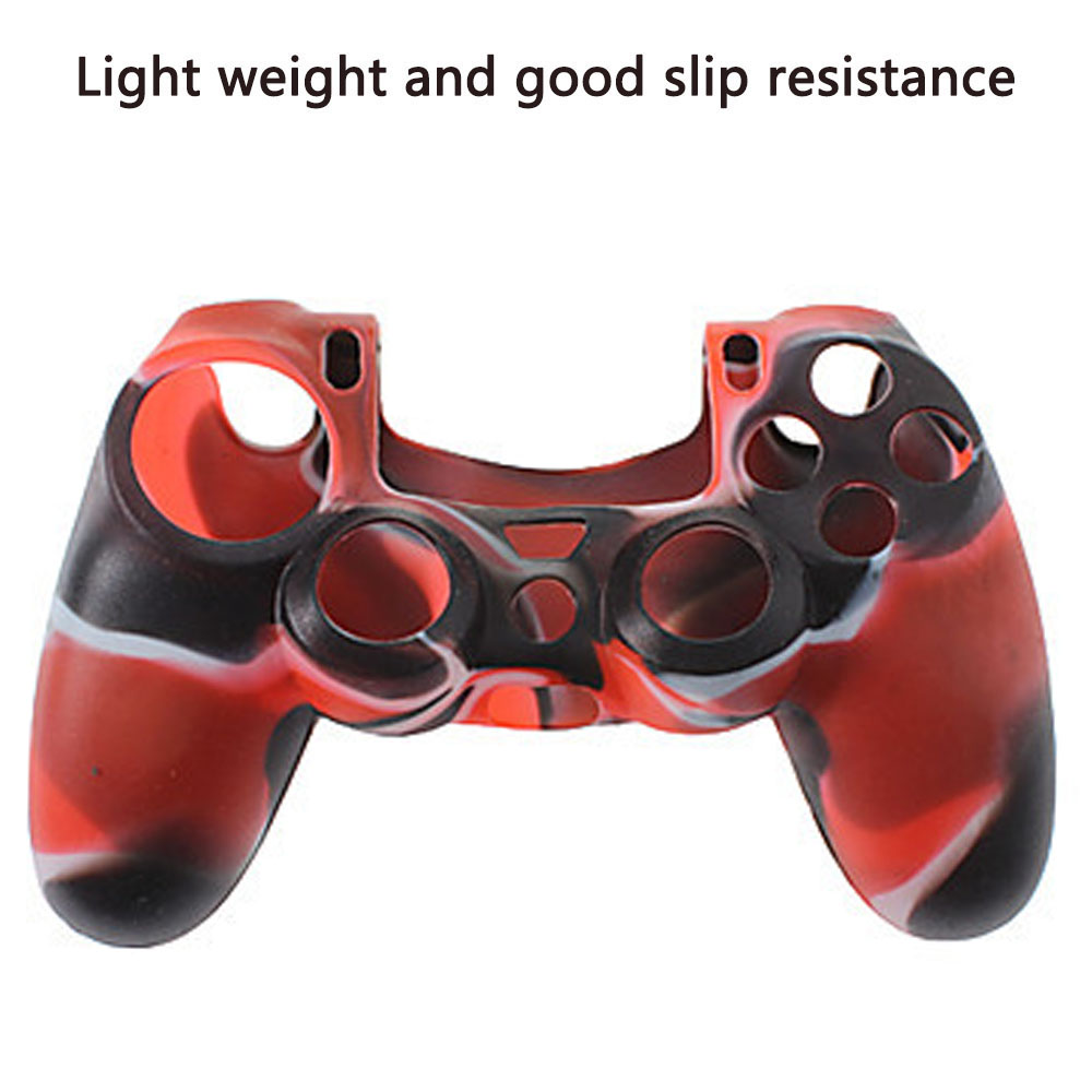 Eine rote, schwarze und weiße Silikonhülle für einen Gamecontroller wird vor einem weißen Hintergrund gezeigt.