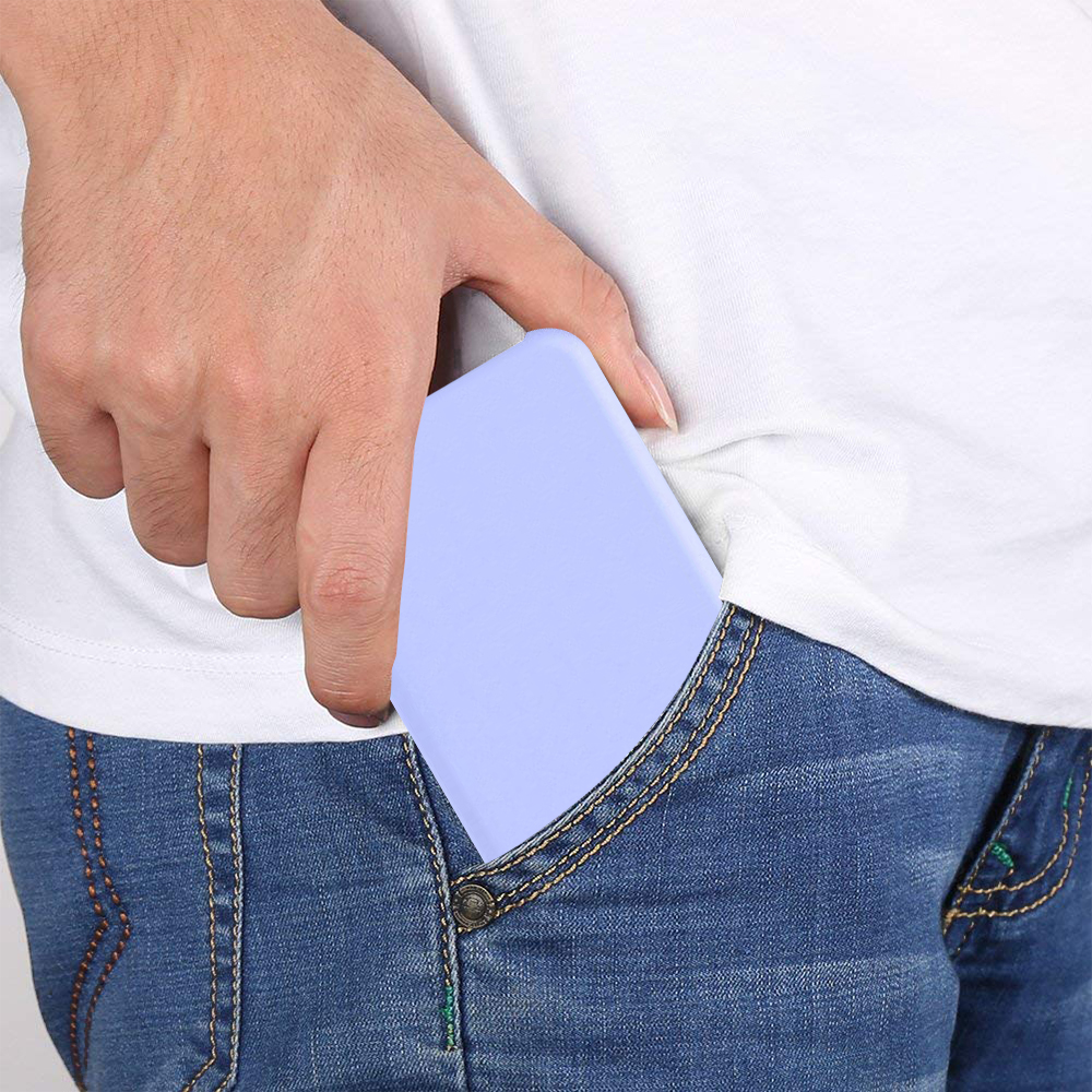 Eine hellviolette Handyhülle ist teilweise in der Jeanshosentasche einer Person sichtbar, die ein weißes T-Shirt trägt.