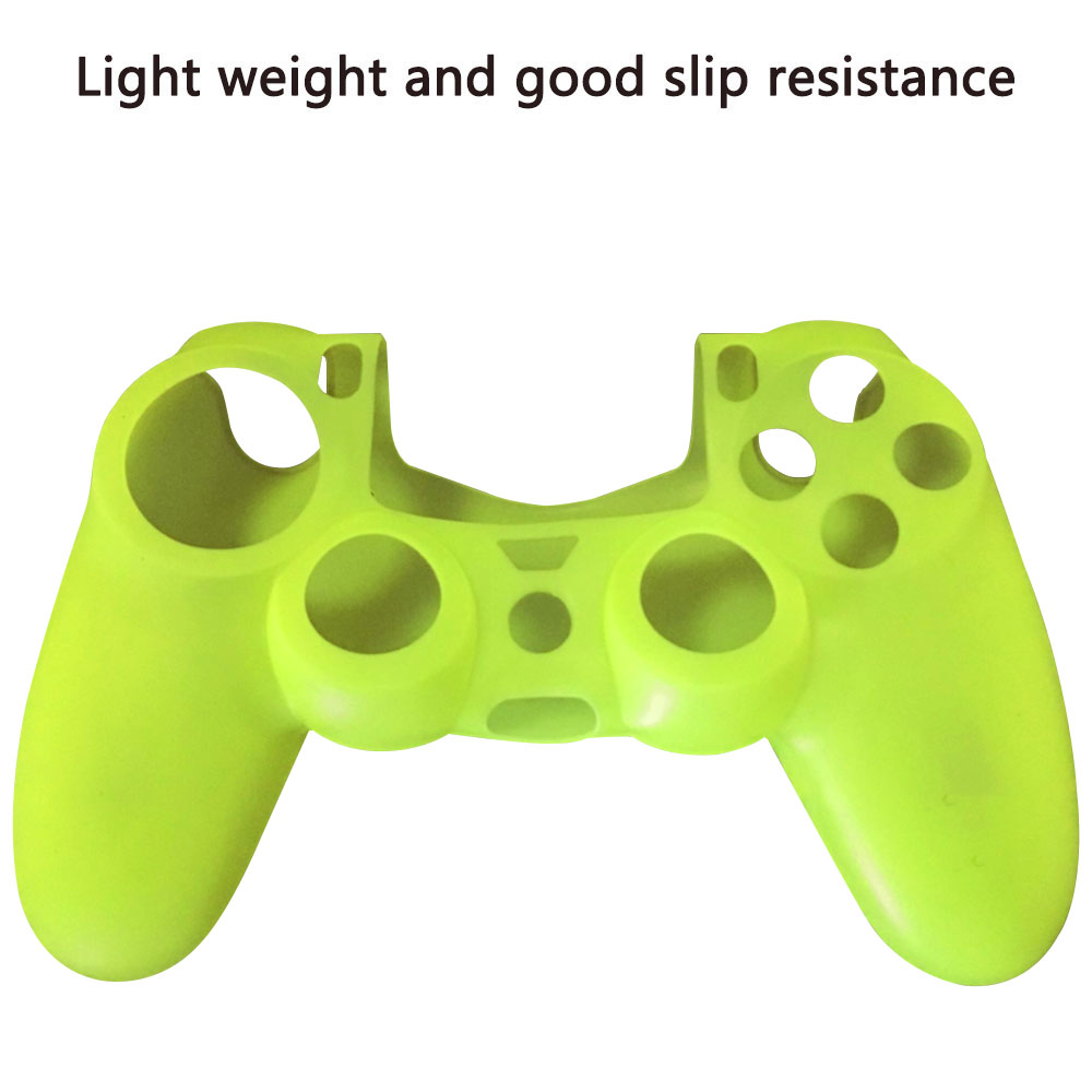 Eine grüne Silikonhülle für einen Gamecontroller wird vor einem weißen Hintergrund gezeigt, die für geringes Gewicht und Rutschfestigkeit entwickelt wurde.