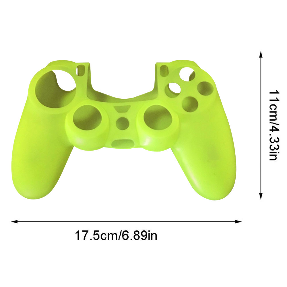 Eine grüne Silikonhülle für einen Gamecontroller wird mit Größenangaben vor einem weißen Hintergrund angezeigt.