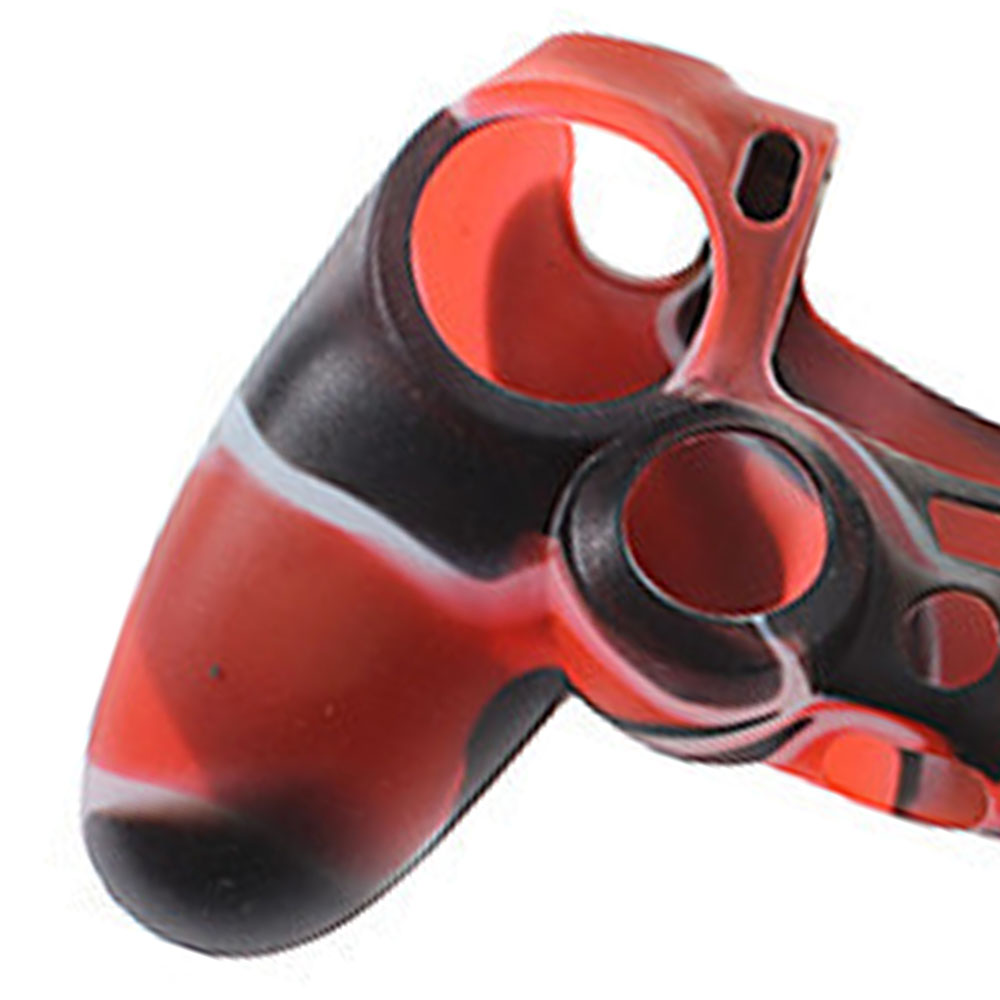 Nahaufnahme einer roten, schwarzen und weißen Silikonhülle für einen Gamecontroller, die die Textur und das Design hervorhebt.