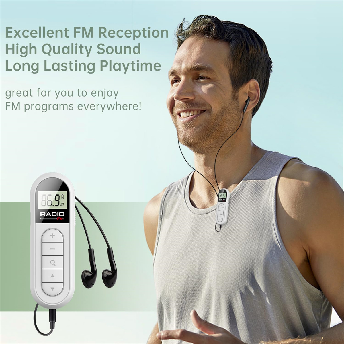 Ein Mann mit Kopfhörern joggt. Er hält ein kleines weißes Radiogerät mit Knöpfen und Display.