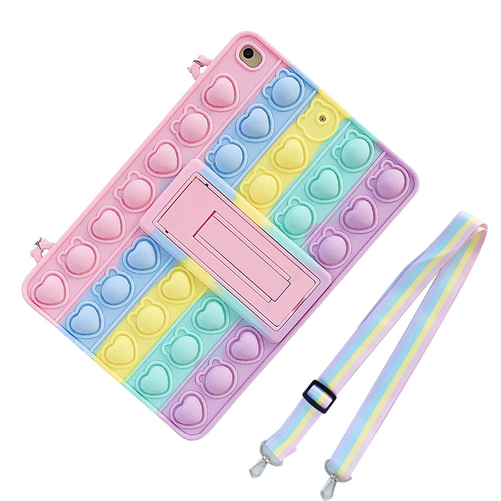 Eine bunte Pop-It-iPad-Hülle mit Ständer und Riemen, mit pastellfarbenen Herzen, Kreisen und Bären.