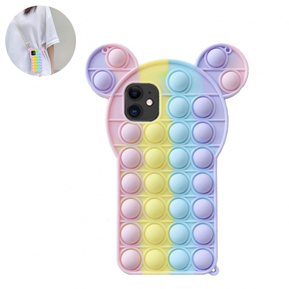 Eine farbenfrohe Pop-It-Handyhülle in Pastelltönen in Bärenform, die ein Mädchen als Umhängetasche trägt.
