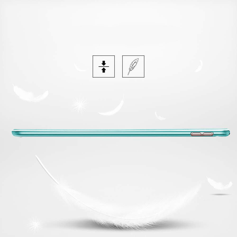 Seitenansicht einer schlanken, türkisgrünen Tablet-Hülle vor einem weißen Hintergrund mit Federillustrationen, die das geringe Gewicht hervorhebt.