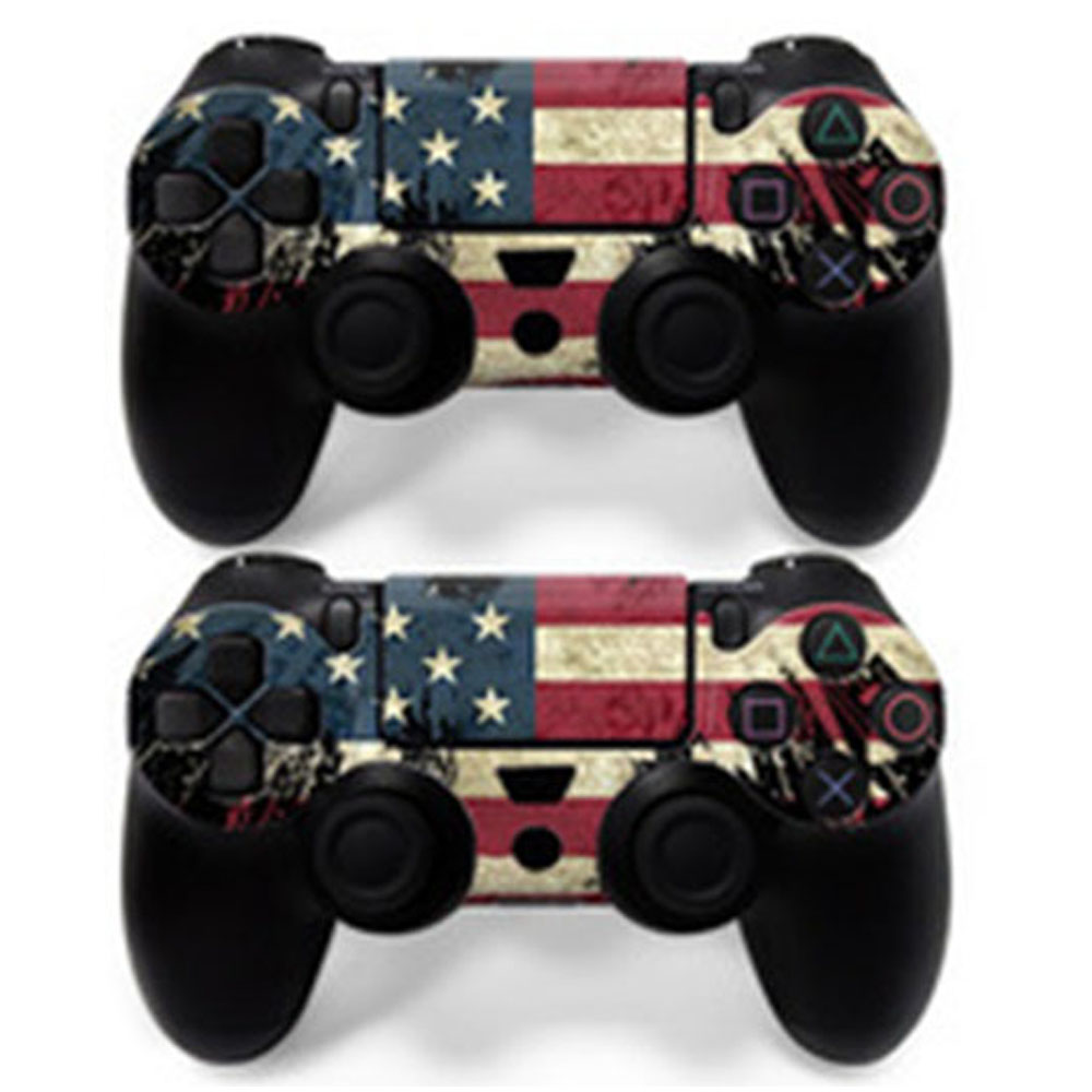 Zwei schwarze PlayStation-Controller mit einem Design der amerikanischen Flagge, mit Sternen, Streifen und abgenutzten Texturen.