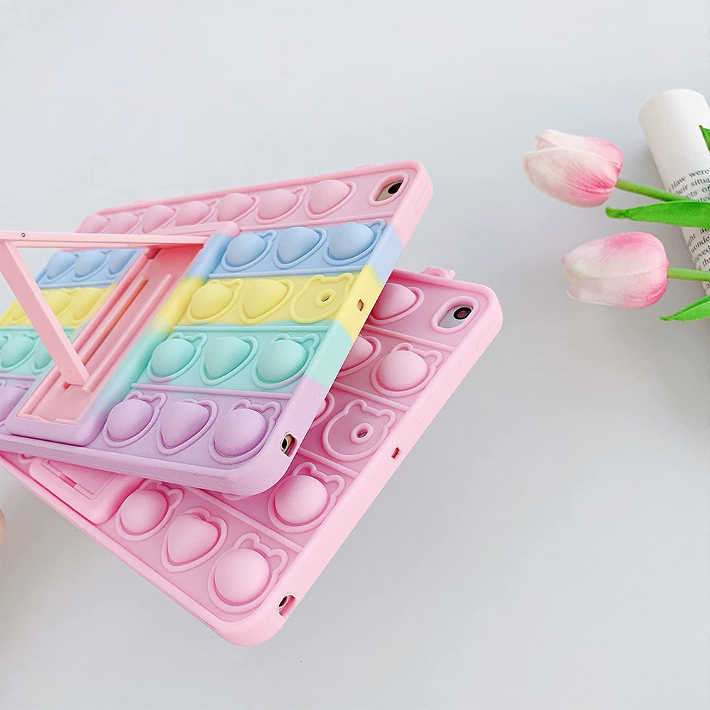 Zwei pastellfarbene iPad-Hüllen mit erhabenen Blasendesigns und faltbaren Ständern auf einer weißen Oberfläche.