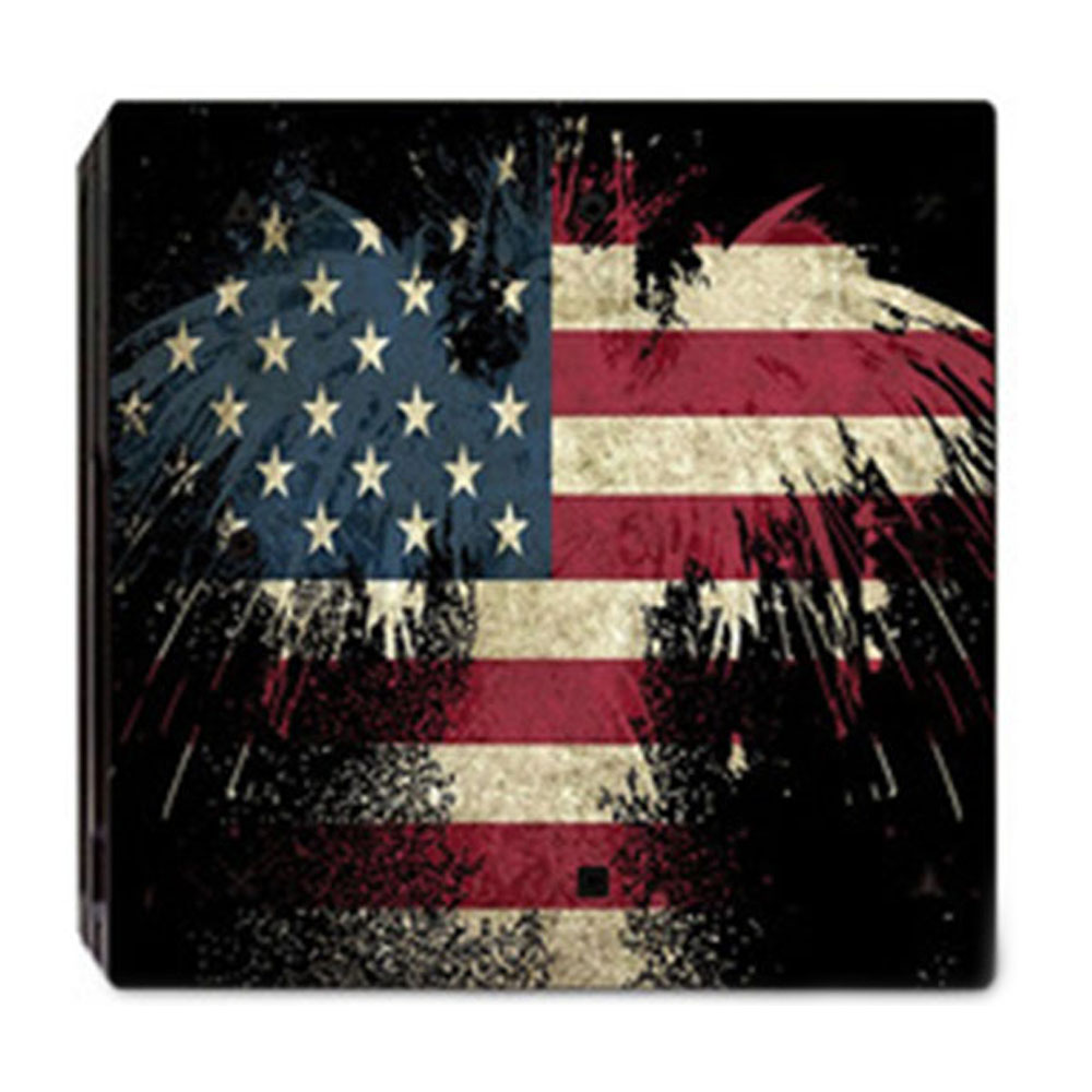 Amerikanisches Flaggenmuster auf dunklem Hintergrund, stilisiert mit einem strukturierten, Used-Look-Effekt.