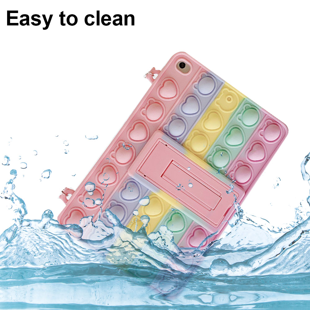 Pastellfarbene Bubble-Pop-iPad-Hülle mit einem faltbaren Ständer, die mit Wasserspritzern auf weißem Hintergrund gereinigt wird.