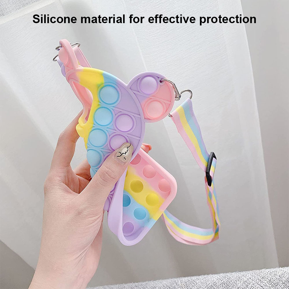 Hand hält eine pastellfarbene Regenbogen-Bubble-Pop-Handyhülle mit einem Riemen. Fokus auf Silikonschutz.